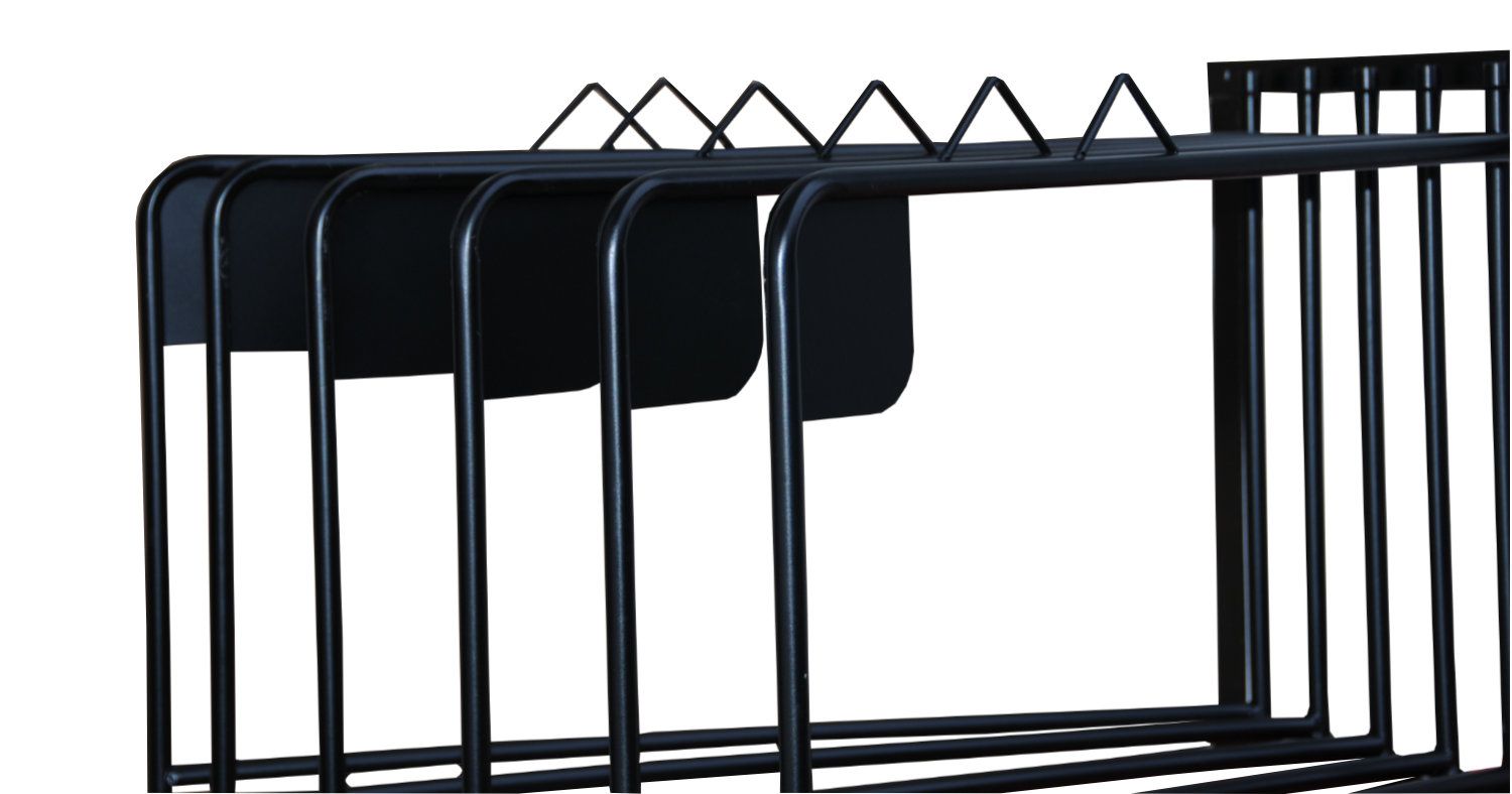 Nahaufnahme eines schwarzen Pferdedeckenhalters. Metallkonstruktion mit mehreren Halterungen. Für Wandmontage.