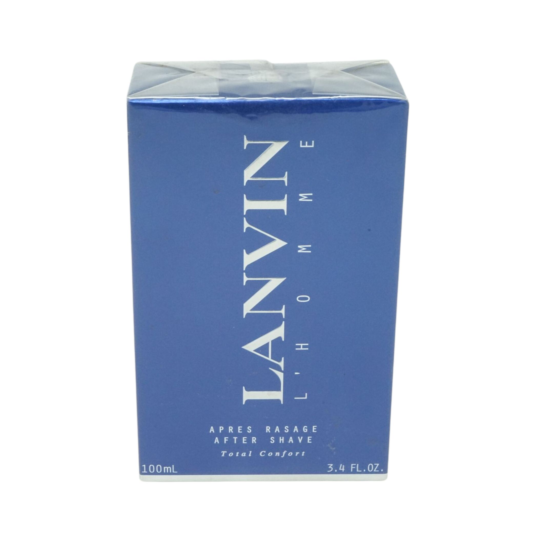 Blau verpacktes Produkt. Aufschrift: LANVIN L'HOMME, Après Rasage After Shave Total Confort. Unten: 100ml und 3.4 FL.OZ.