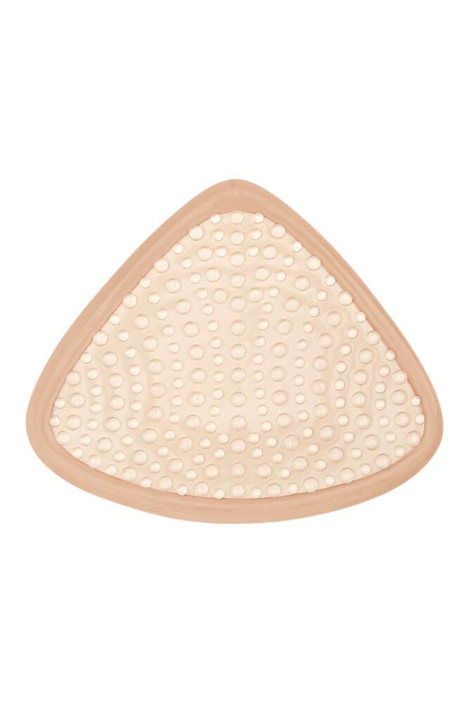 Brustprothese mit Noppenstruktur. Dreieckige Form, beige mit helleren Noppen und braunem Rand.