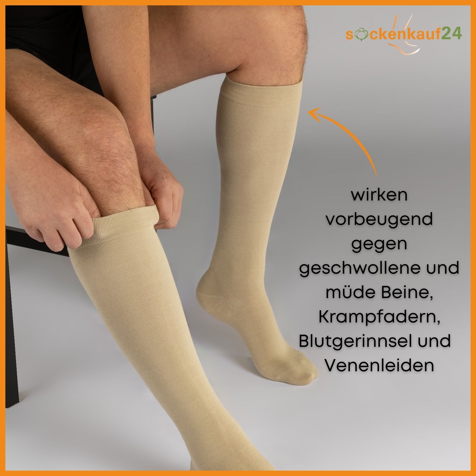 Mann zieht beige Kompressionsstrümpfe hoch. Pfeile zeigen auf Funktionen: geschwollene Beine, Krampfadern, Venenleiden.