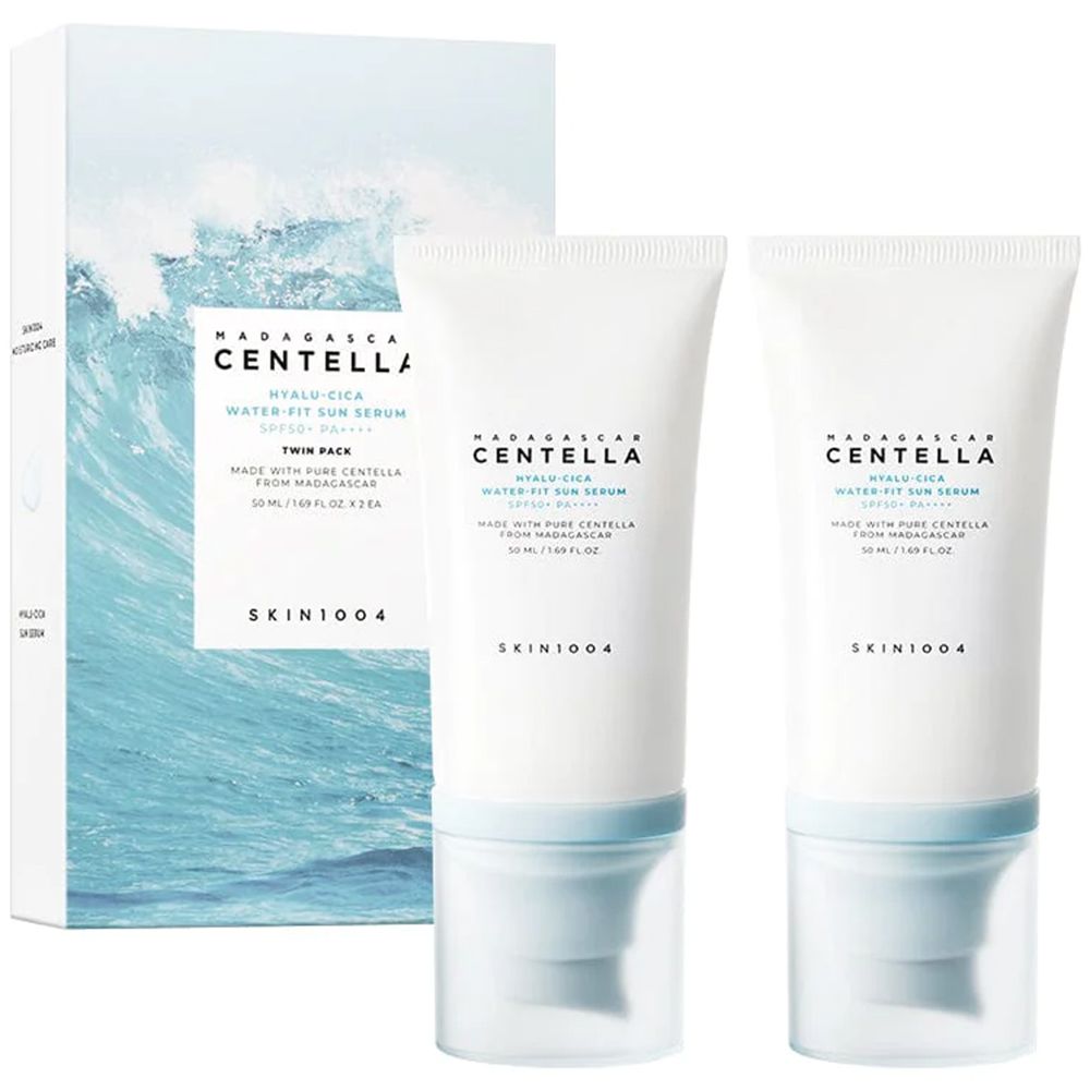 Zwei Tuben SKIN1004 Hyalu-Cica Water-Fit Sun Serum SPF50+ und eine Verpackung mit Wellenmuster.