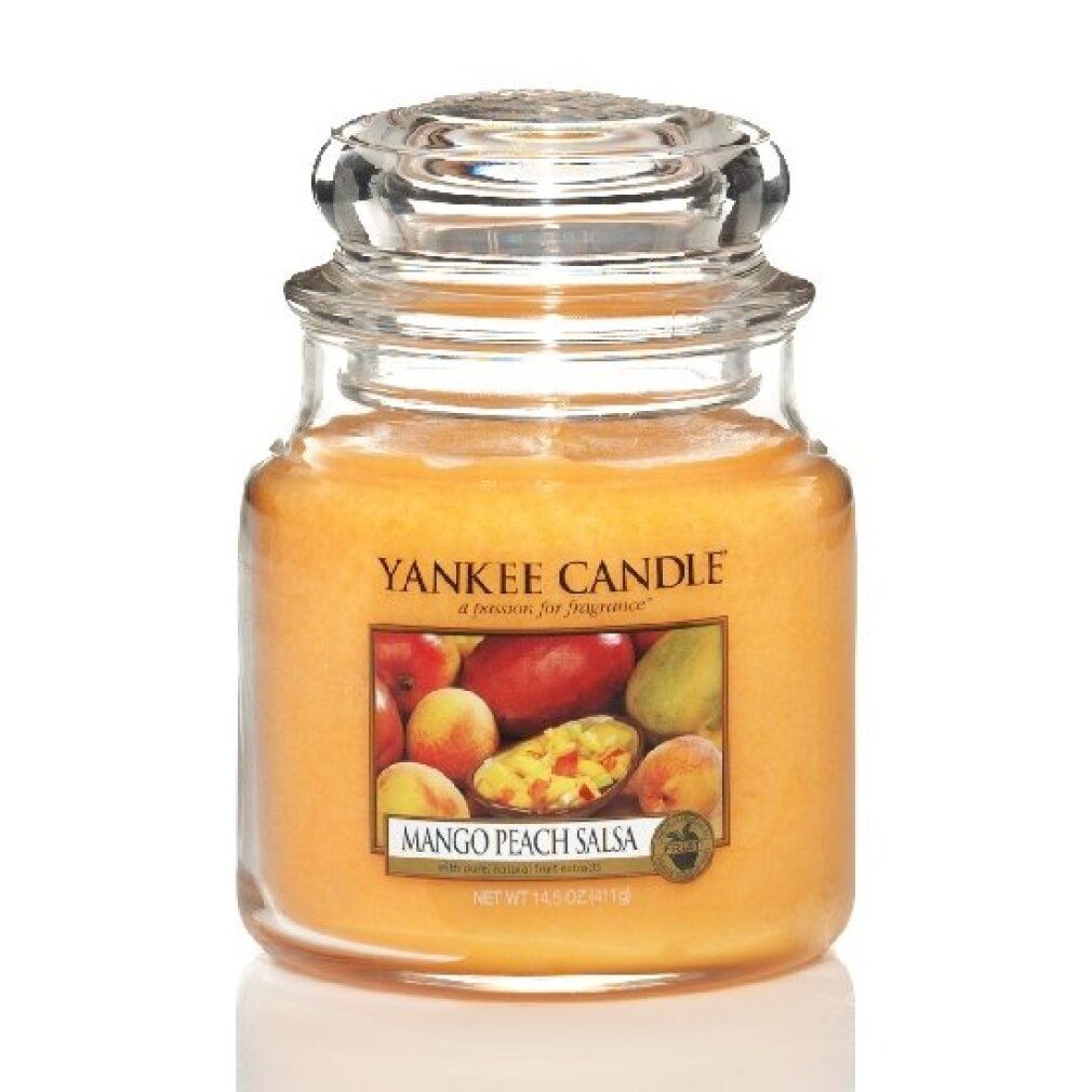 Duftkerze Mango Peach Salsa im Glas mit Deckel. Etikett mit Früchten. Marke Yankee Candle.