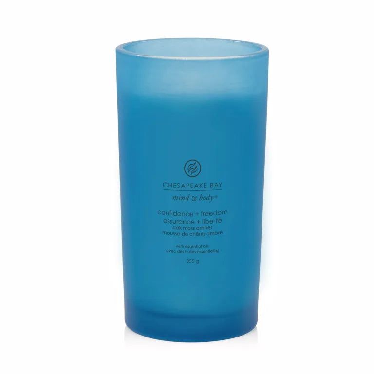 Blaue Kerze mit Text: Chesapeake Bay, mind & body, confidence + freedom. Zylinderförmig, aus Glas, 355g.