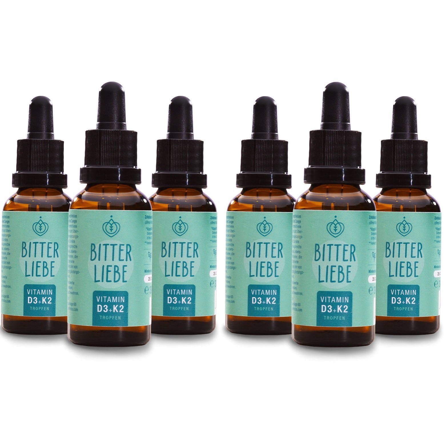 Sechs braune Glasflaschen mit Tropfern. Aufschrift: BitterLiebe Vitamin D3.K2 Tropfen.