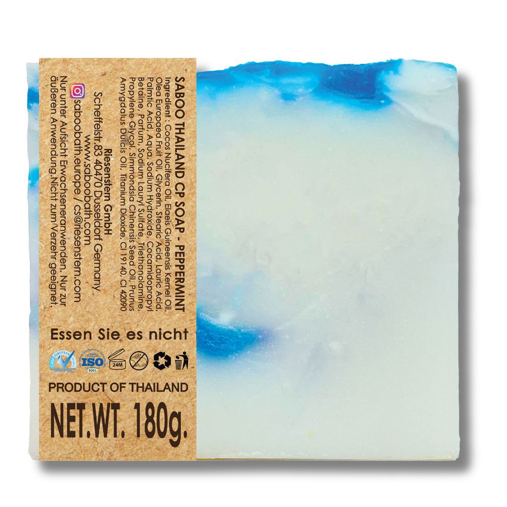 Rechteckige Seife mit blau-weißen Farbtönen. Etikett mit Produktinformationen und Gewicht. ISO-Zertifizierung.