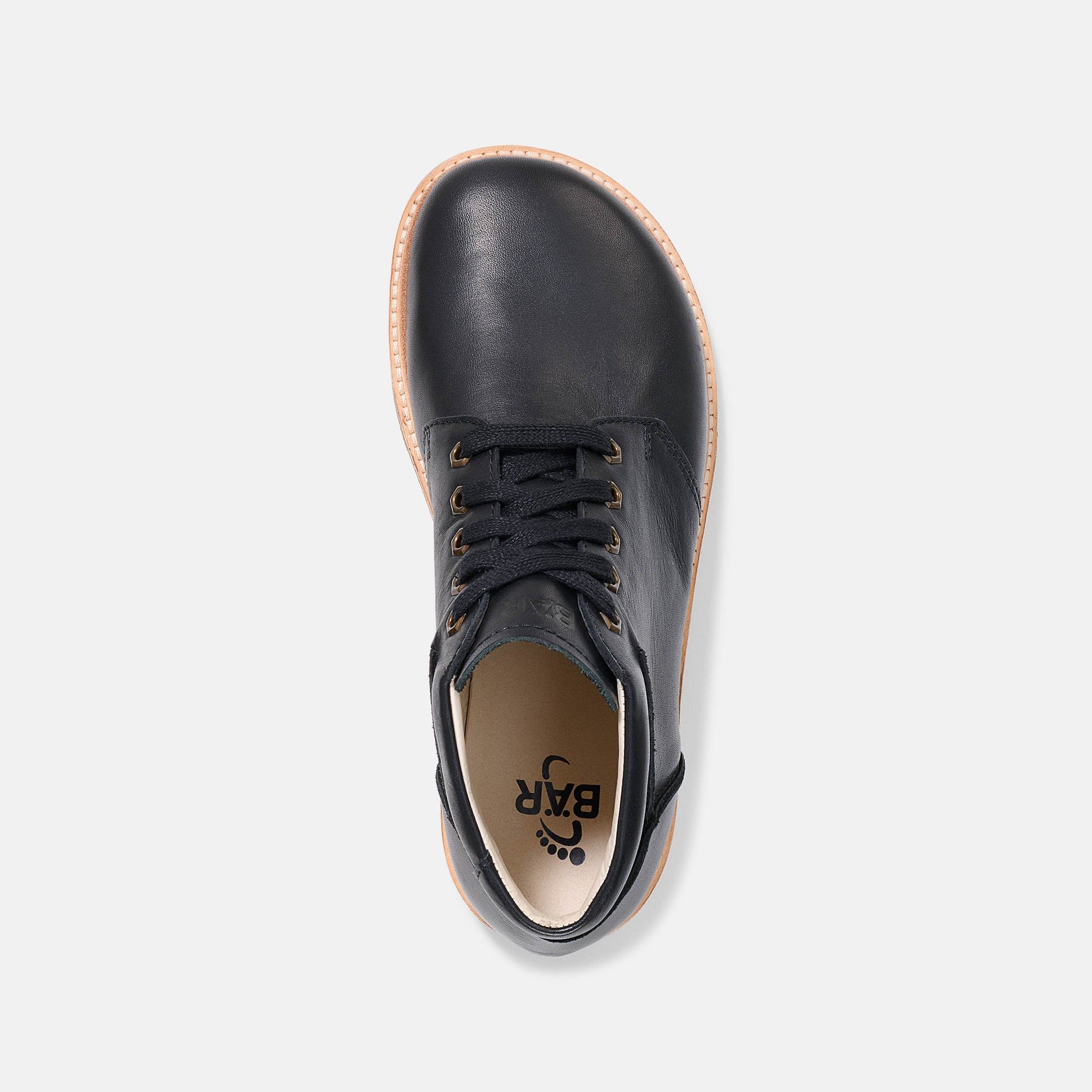 Schwarze Stiefelette für Herren. Schnürung, helle Sohle. Blick von oben, Innensohle mit Logo.