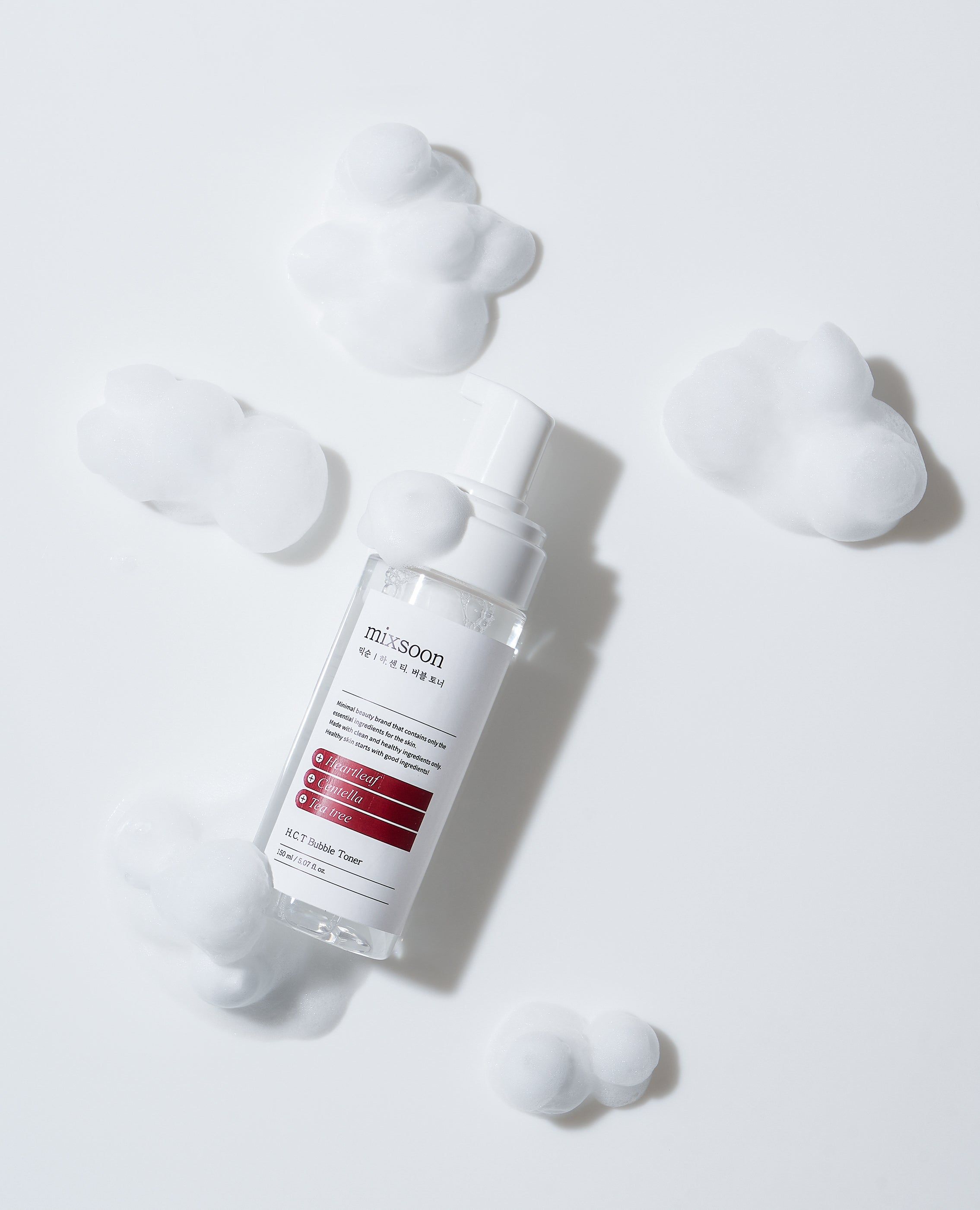 Produktflasche mit weißer Pumpe, umgeben von weißen Schaumwolken. Etikett mit roter Schrift. Aufschrift: mixsoon H.C.T Bubble Toner.