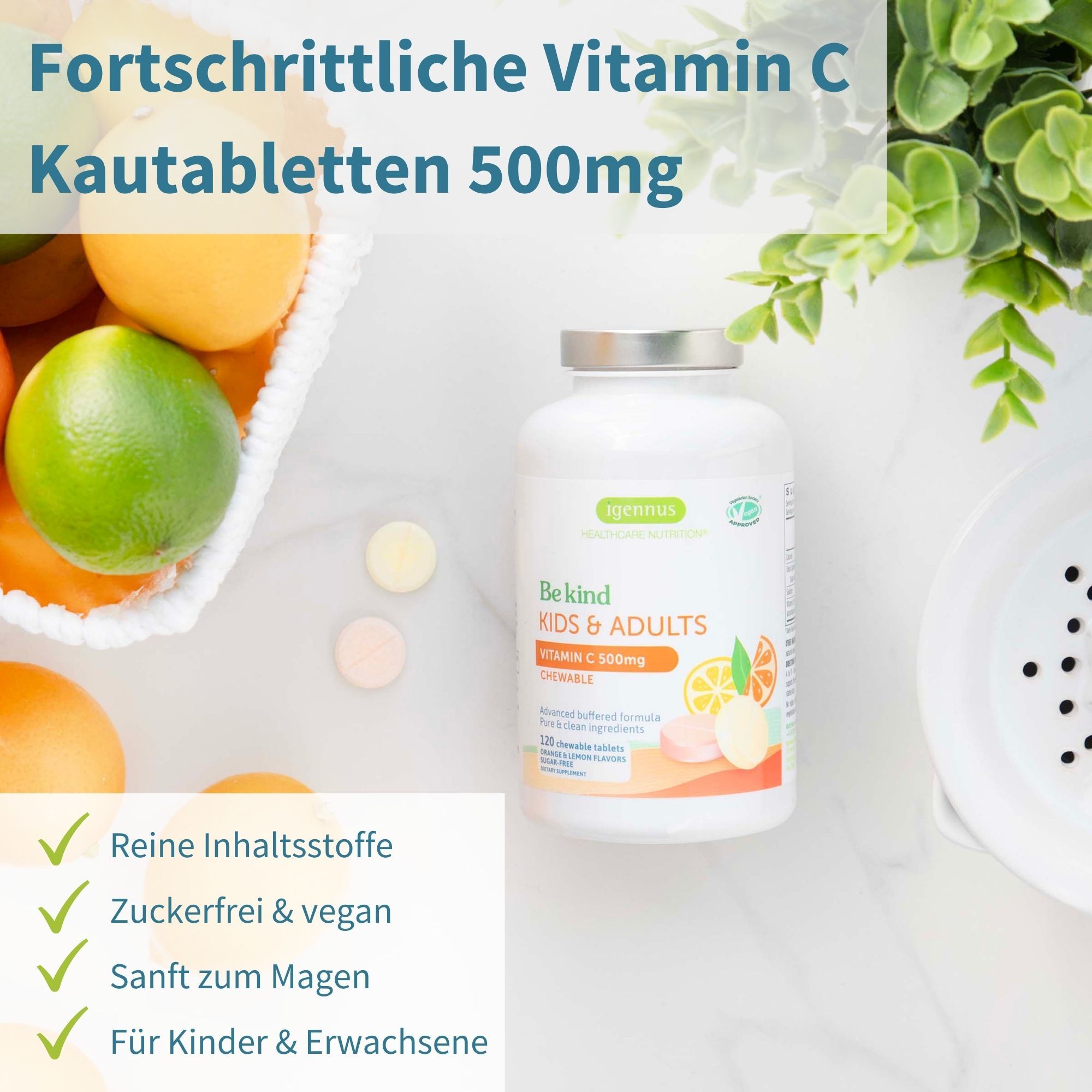 Weiße Flasche mit Vitamin C Kautabletten. Aufschrift: Be kind KIDS & ADULTS. Orange und Zitrone Abbildung. Grüne Haken für reine Inhaltsstoffe, zuckerfrei, vegan.