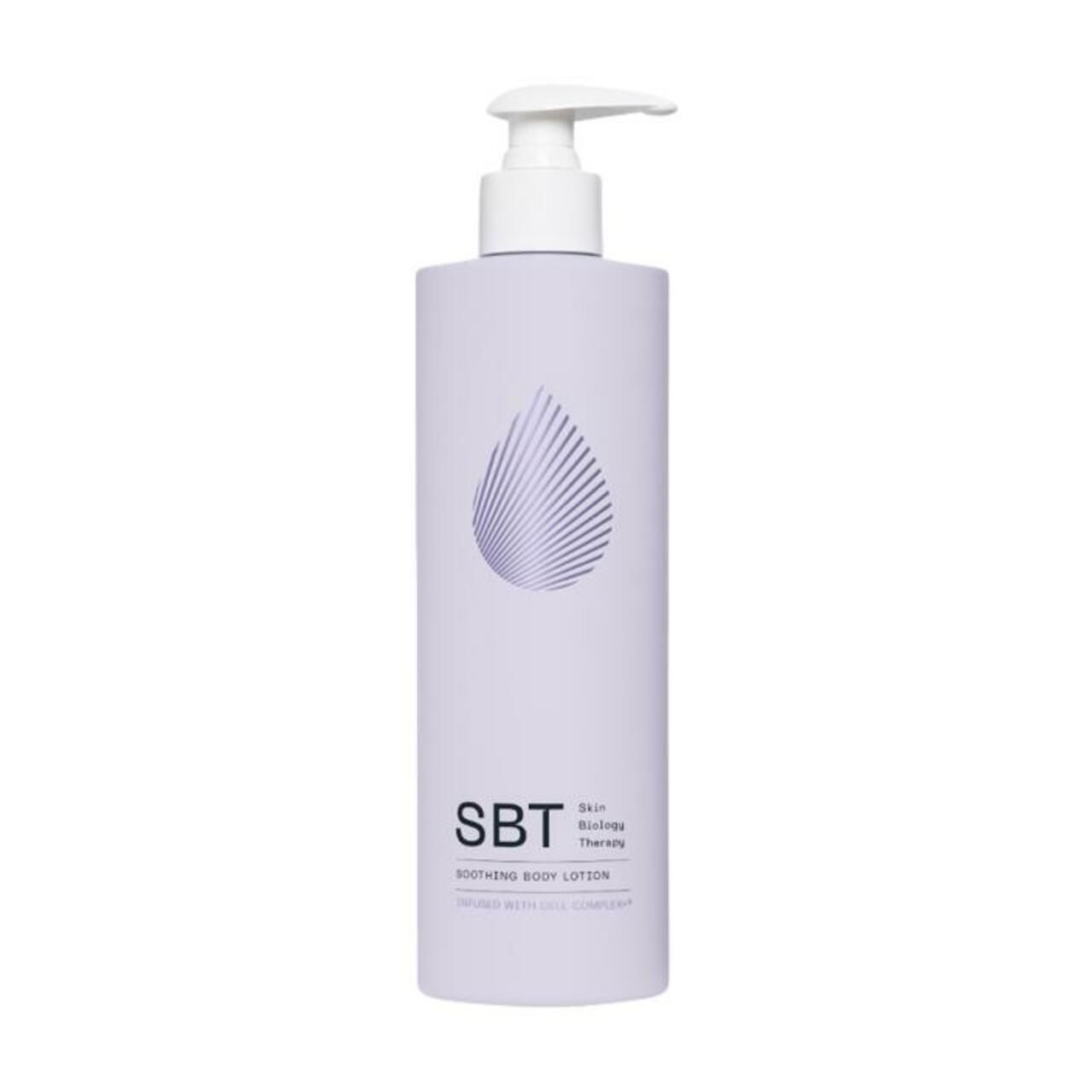 Flasche mit Spender. Helllila, mit weißem Aufdruck. Logo und Schriftzug SBT. Text: Soothing Body Lotion.
