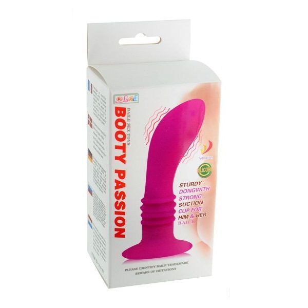 Pinkfarbener Anal Plug mit Saugnapf in Verpackung. Aufschrift: Booty Passion. Verpackung mit Produktabbildung und Text.