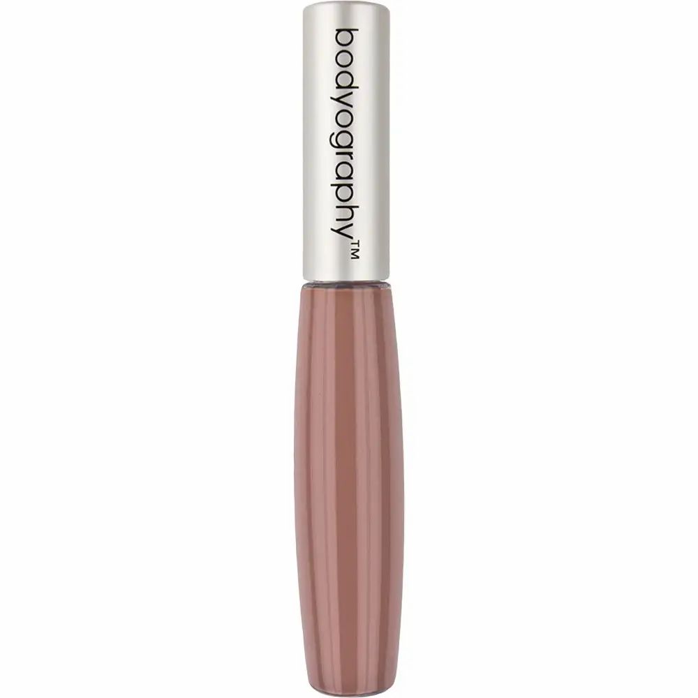 Lipgloss-Tube mit silberfarbenem Deckel. Der Körper ist geriffelt und hat eine rosa-braune Farbe. Der Markenname ist sichtbar.