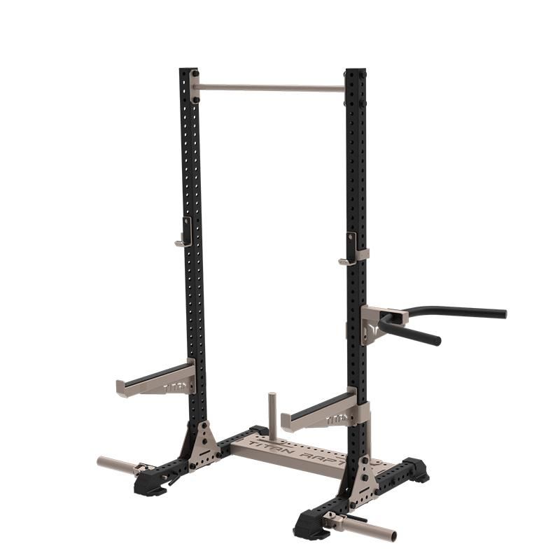 Graues Fitness-Rack mit Klimmzugstange, Hantelablagen und Griffen. Schwarze Säulen mit Lochmuster. Bodenplatte mit Schriftzug.