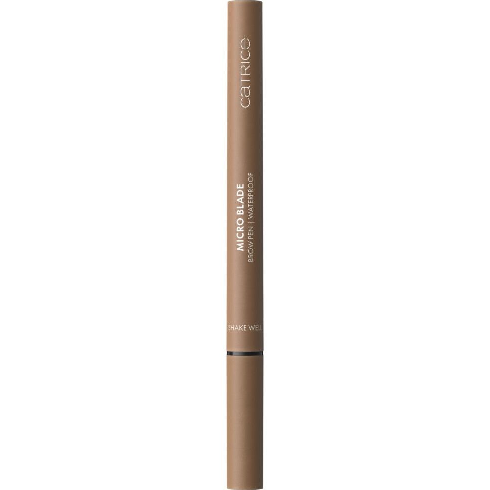 Catrice Micro Blade Augenbrauenstift. Hellbrauner Stift mit schwarzer Spitze. Produktname und Marke deutlich sichtbar.