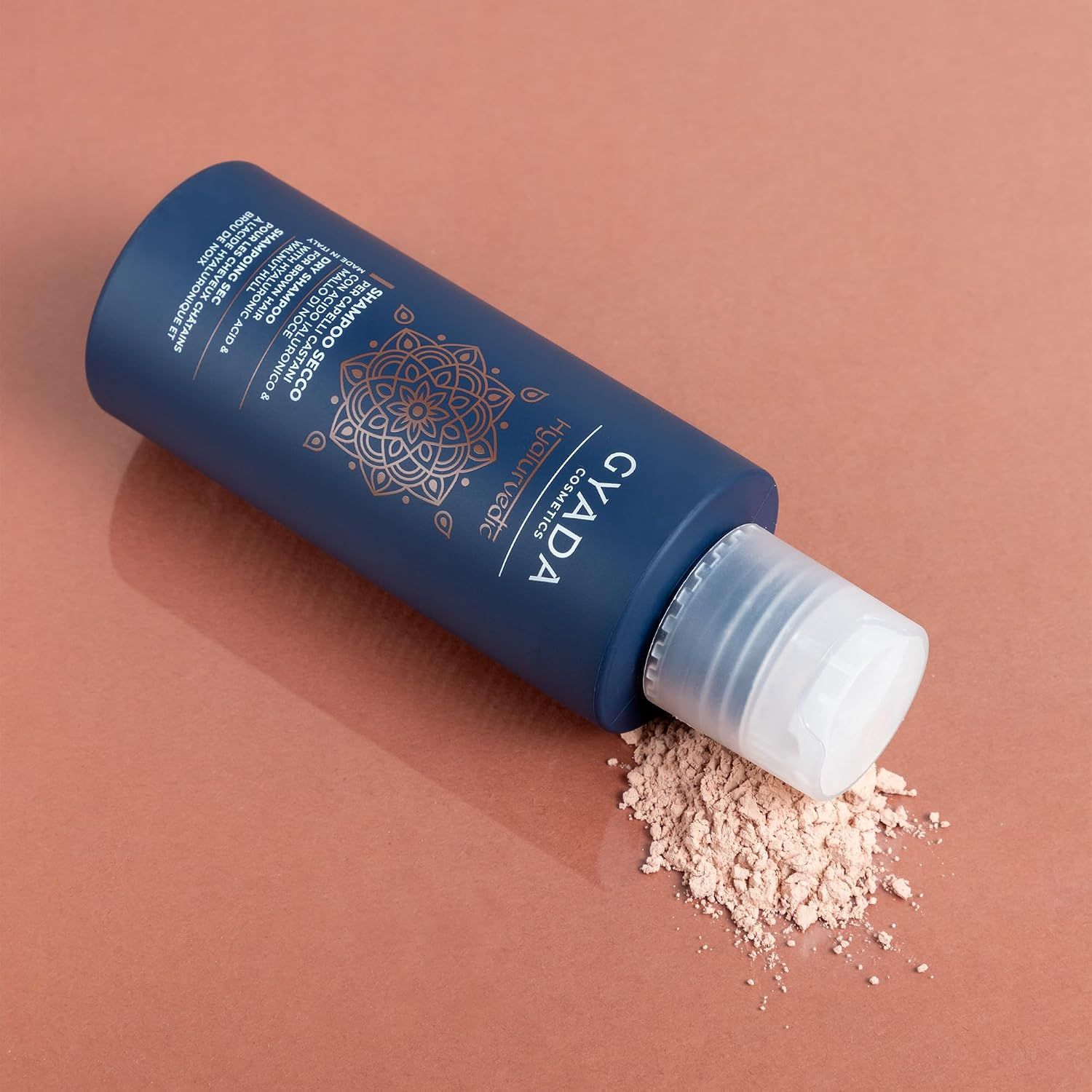 Flasche Trockenshampoo von GYADA Cosmetics mit Hyalurvedic-Logo.
