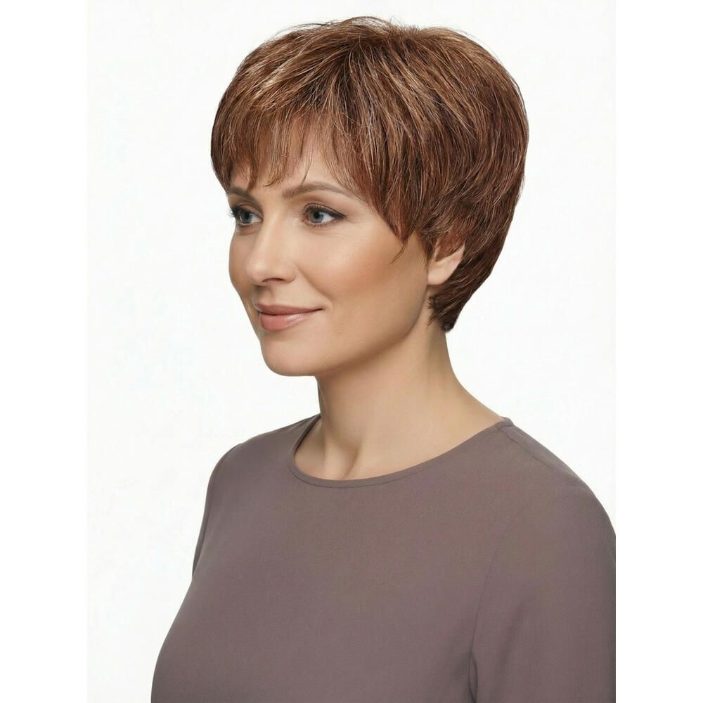 Kurzhaarperücke, braun mit helleren Strähnen. Frau trägt ein braunes Oberteil. Seitliche Ansicht.