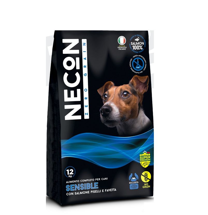 Schwarze Verpackung mit Hundefutter. Aufschrift: NECON ZERO GRAIN, 12 kg, SENSIBLE. Enthält Lachs, Erbsen und Favetta. Mit Hund.