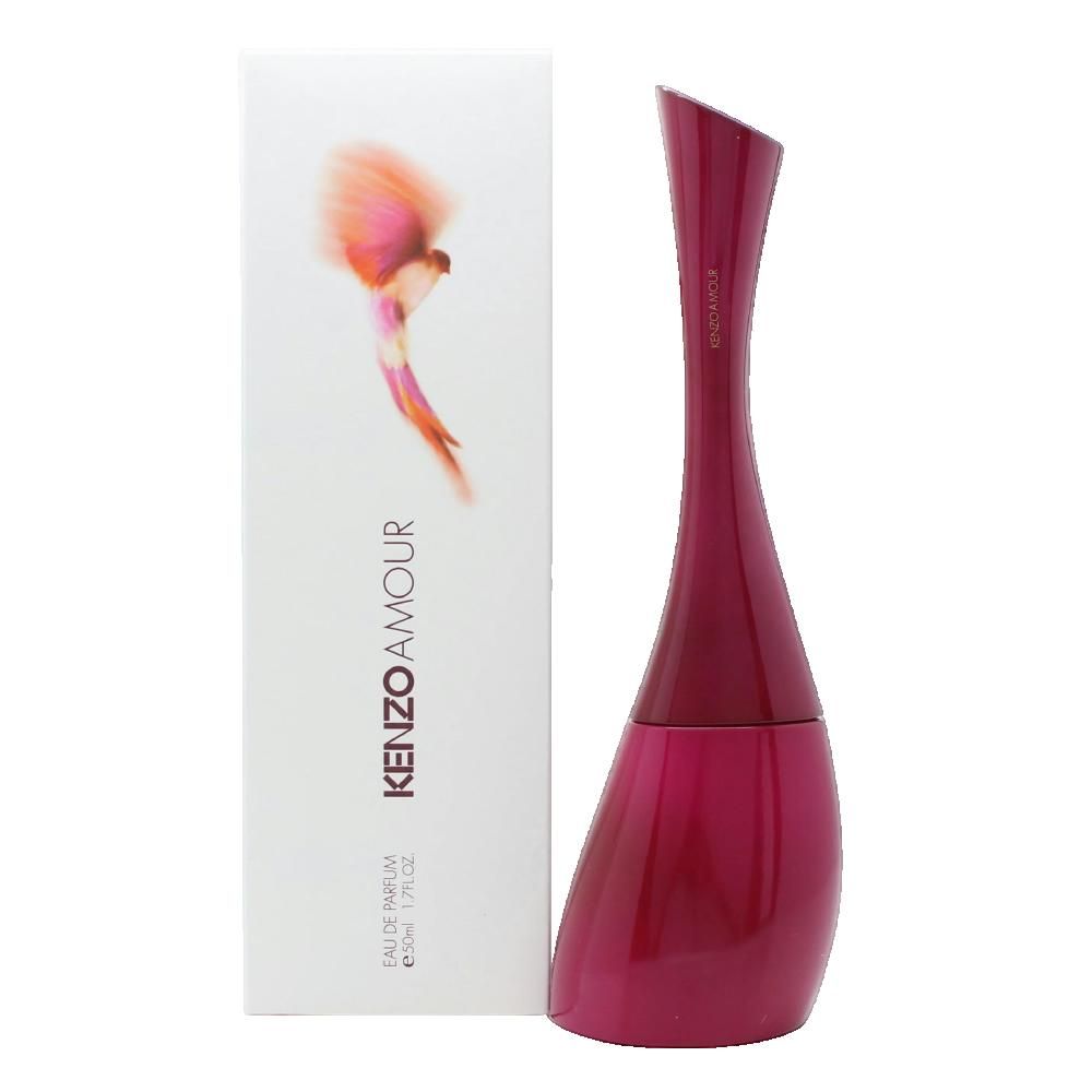 Kenzo Amour Eau de Parfum. Flakon in bordeauxroter, geschwungener Form. Weiße Verpackung mit Logo und Abbildung.