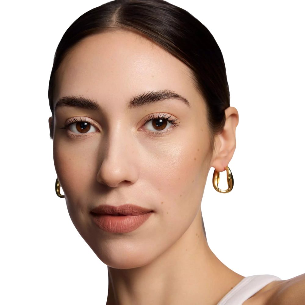 Porträt einer Frau mit Lippenstift. Goldene Ohrringe. Hautton: hell. Lippenfarbe: Braun.