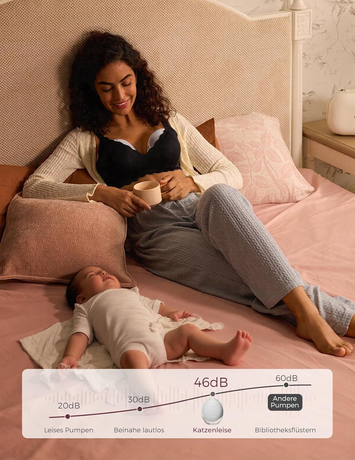 Frau mit Momcozy Milchpumpen im Bett, Baby schläft. Geräuschpegel <46dB.