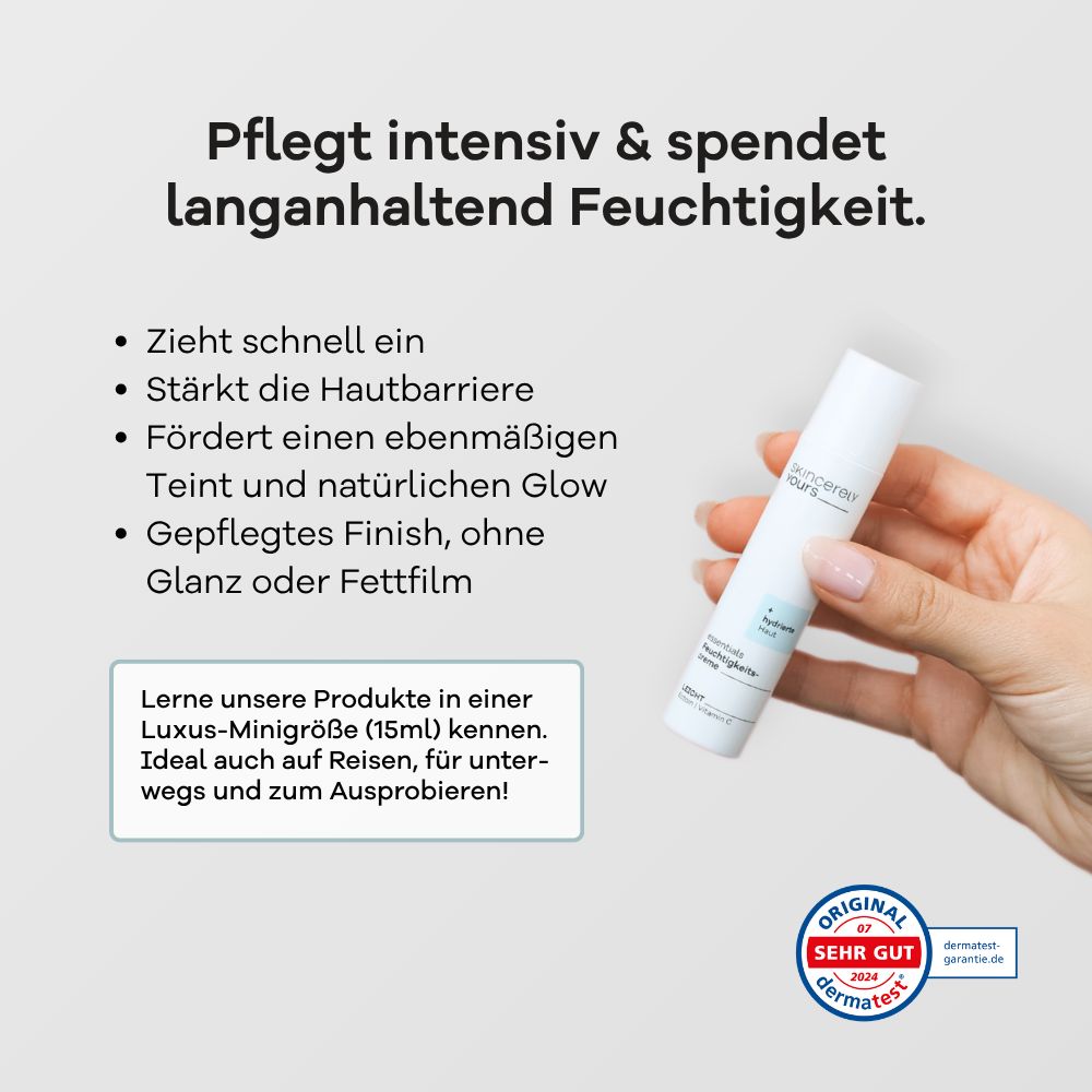 Hand hält eine kleine Flasche Skincerely Yours Feuchtigkeitscreme. Dermastest Siegel 'sehr gut'.