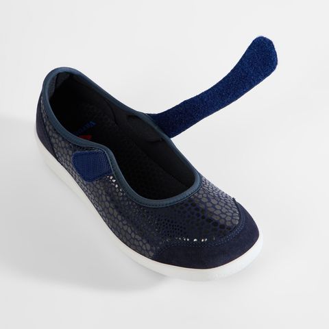 Dunkelblaue Damenschuhe mit Klettverschluss und geprägtem Obermaterial, Ansicht von oben.