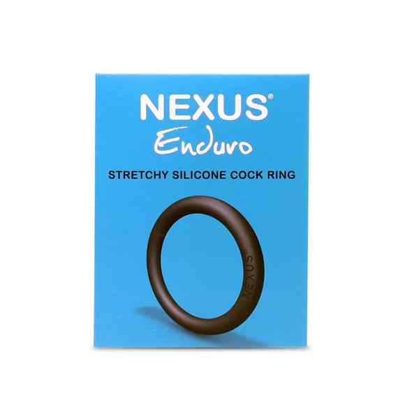 Dunkelbrauner Silikon-Cockring. Auf blauem Karton mit weißem Nexus-Logo und Produktbezeichnung. "Enduro" und "Stretchy Silicone Cock Ring" sind ebenfalls sichtbar.