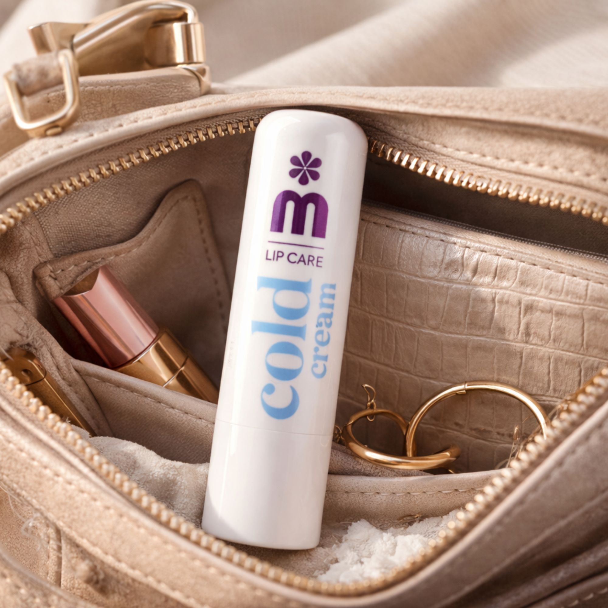 Weißer Lippenbalsam-Stift in einer hellen Handtasche, neben Lippenstift und Schmuck.