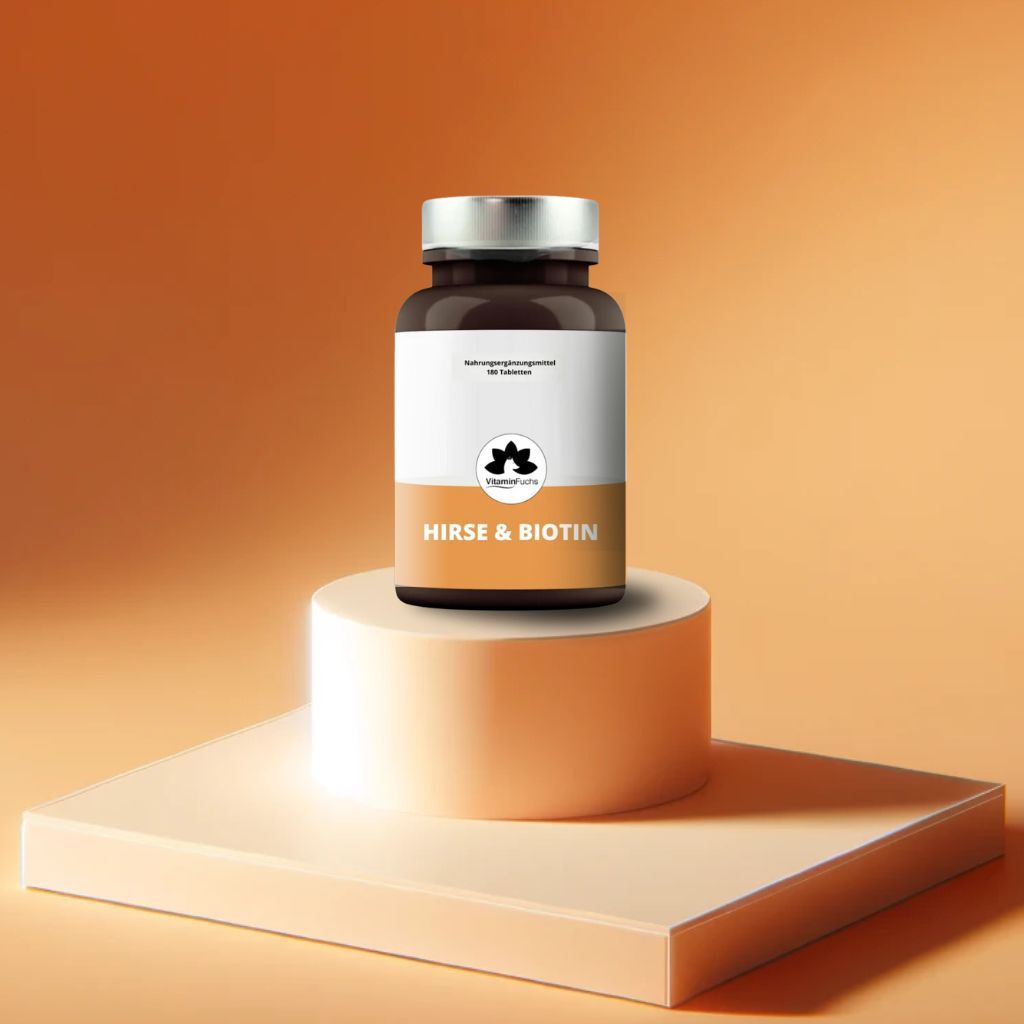 Braune Flasche Hirse & Biotin auf Podest. Aufschrift: VitaminFuchs. Hintergrund: orangefarben. Produktpräsentation.