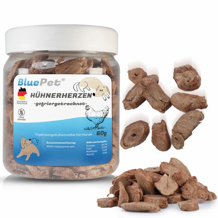 Transparente Dose mit getrockneten Hühnerherzen. Aufschrift: BluePet Hühnerherzen, gefriergetrocknet. Ergänzungsfuttermittel für Hunde.