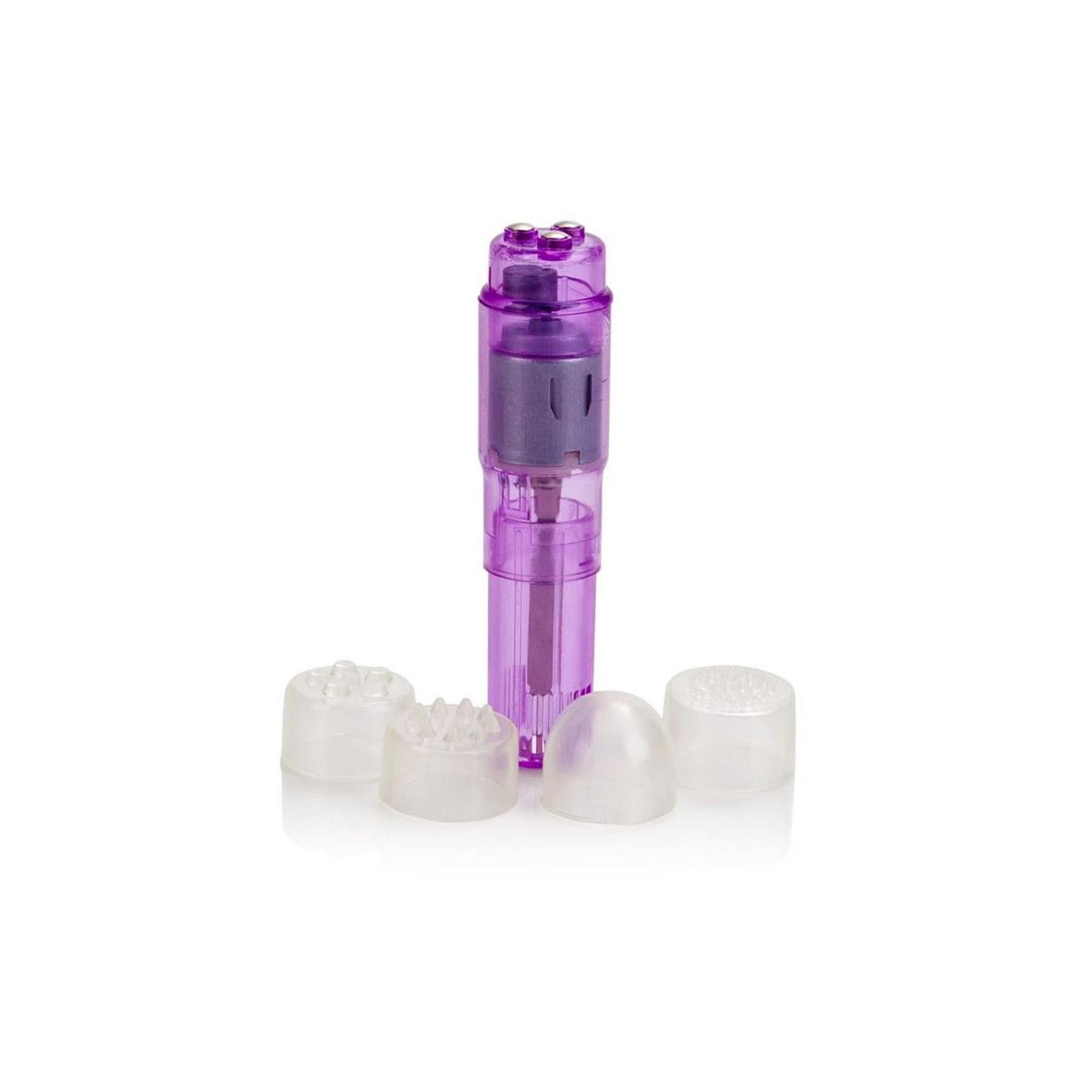 Lila Mini-Massager mit drei Aufsätzen. Transparente und strukturierte Aufsätze. Produkt auf weißem Hintergrund.