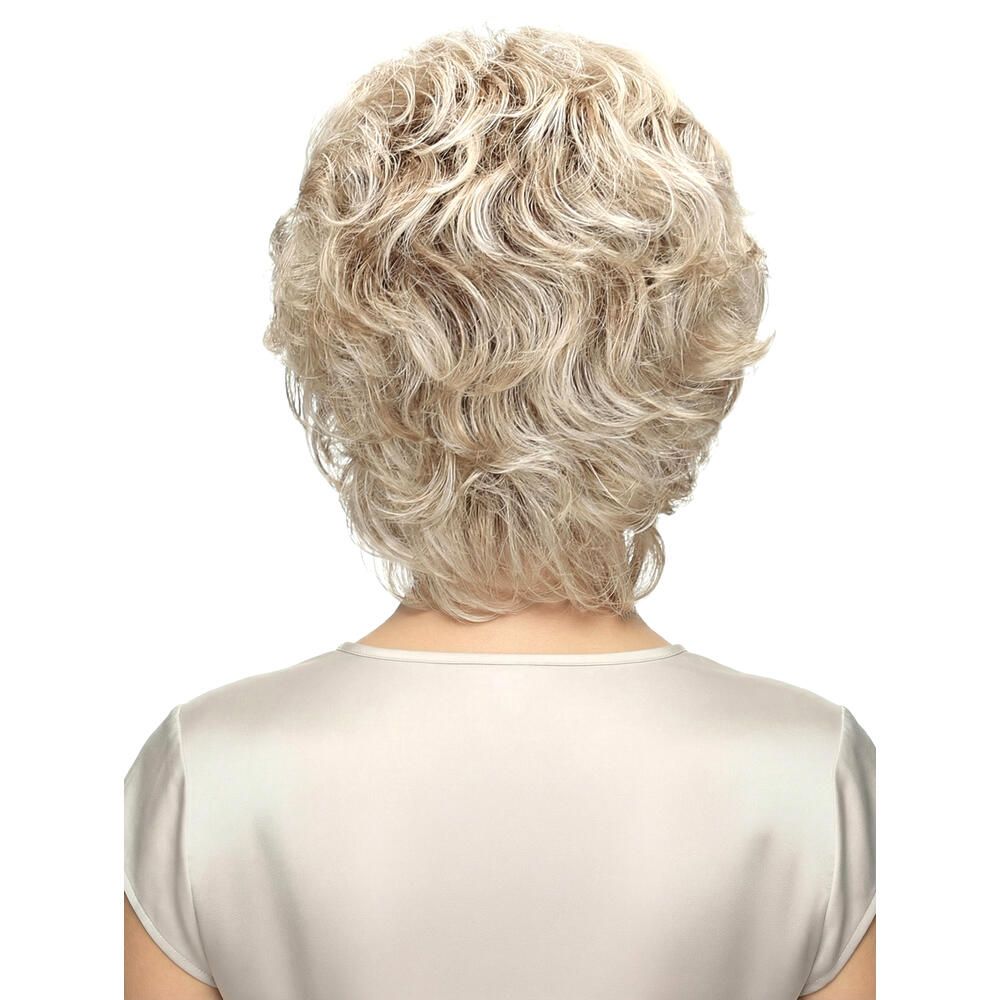 Rückansicht einer blond-grauen Perücke. Helles Oberteil. Weißer Hintergrund.
