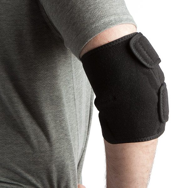 Schwarze Ellbogenbandage mit Klettverschluss, am Arm getragen. Magnetpads.