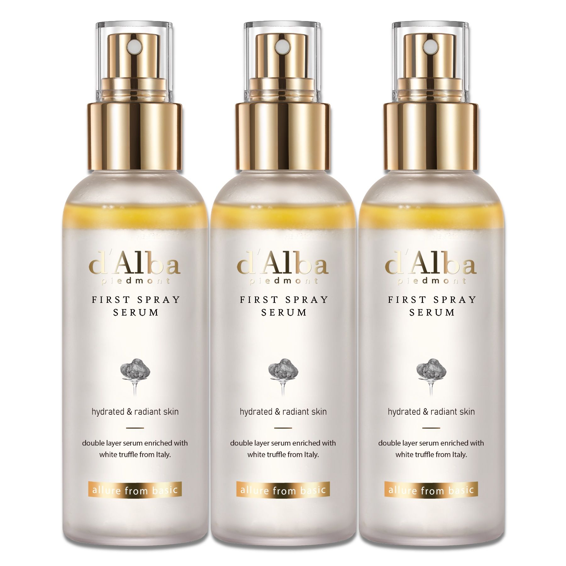 Drei Sprühflaschen mit goldfarbenen Deckeln. Auf jeder Flasche steht "d'Alba piedmont FIRST SPRAY SERUM".