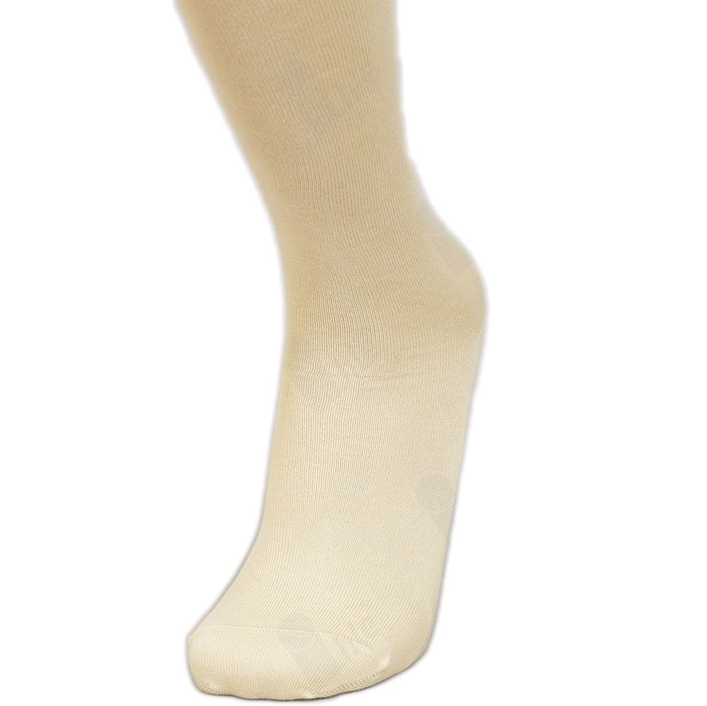 Detailaufnahme eines beigefarbenen Kniestrumpfs. Angora-Material. Fußteil sichtbar.