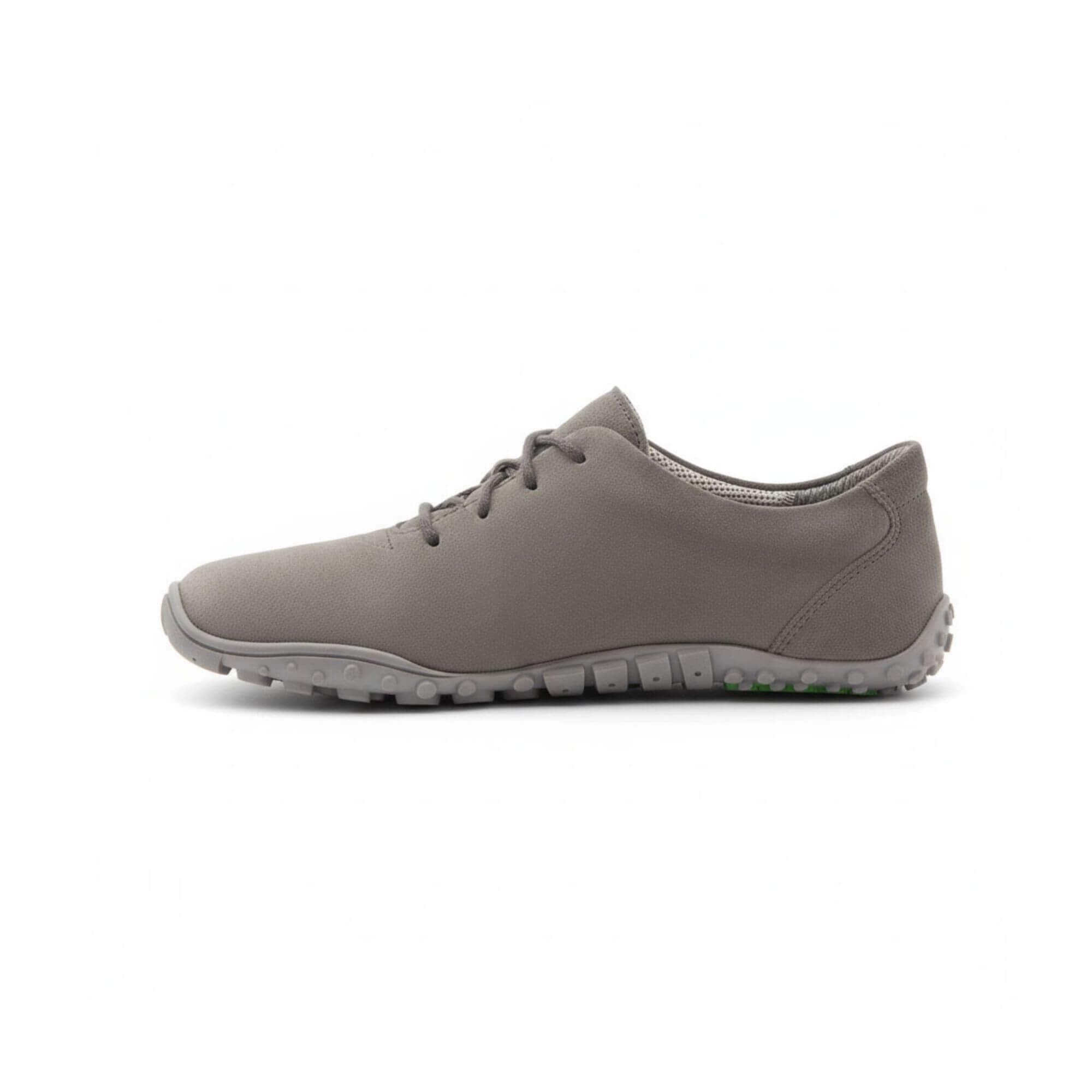 Grauer Schnürschuh. Obermaterial Wildlederoptik. Breite Sohle mit Profil. Schuh von der Seite.