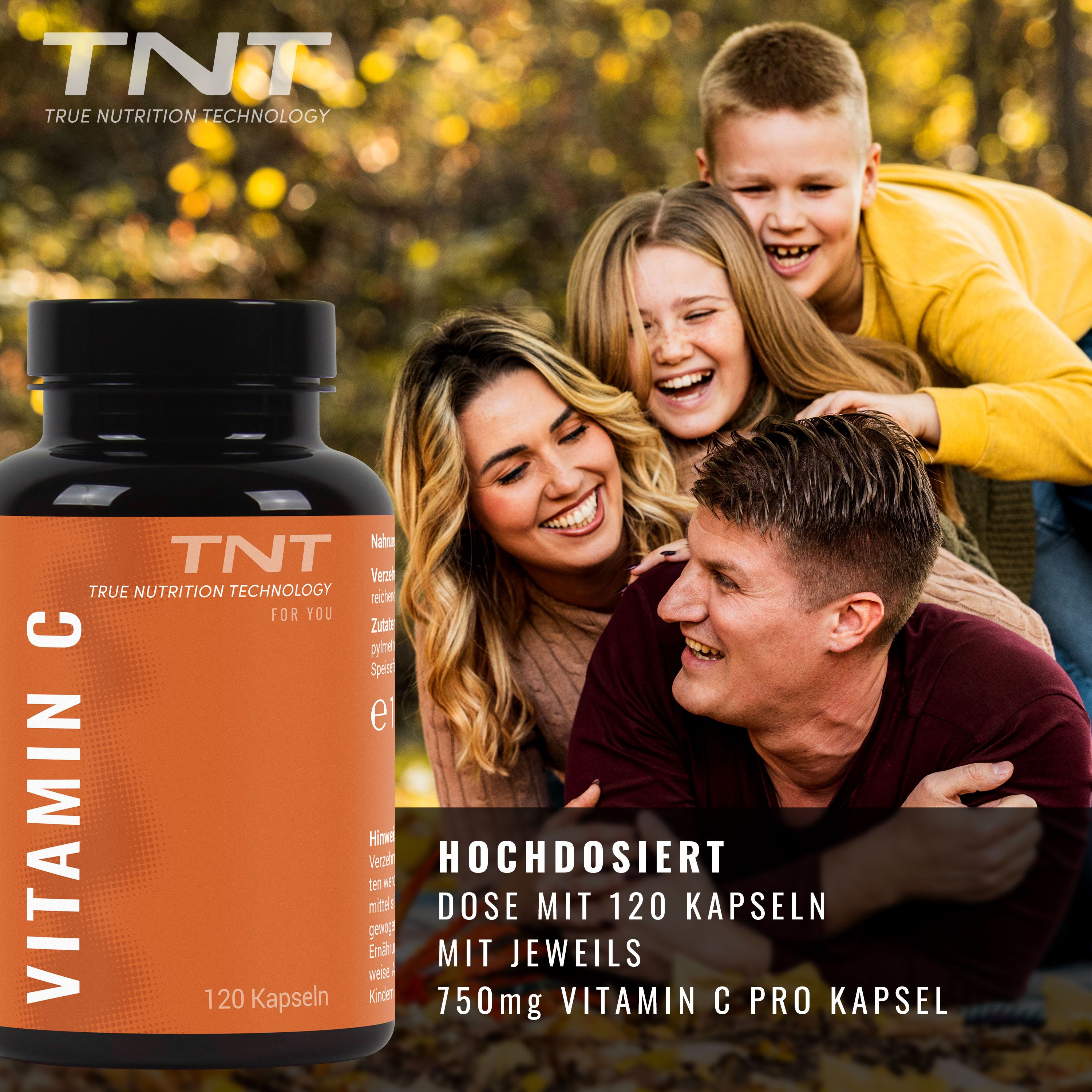 TNT Vitamin C-Flasche mit orangefarbenem Etikett. Text: "Vitamin C", "120 Kapseln". Familie im Hintergrund, lächelnd.