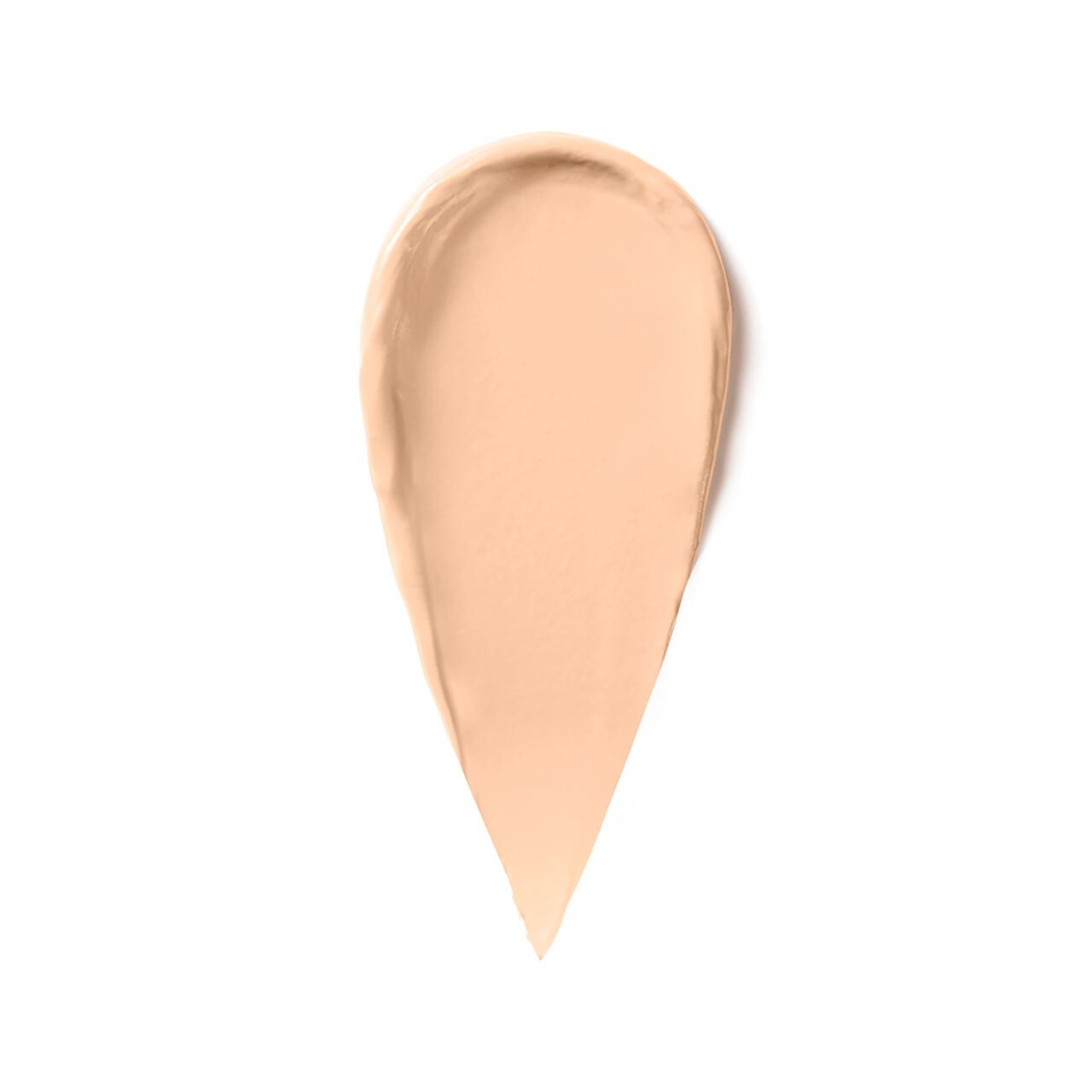 Beigefarbener Concealer-Abstrich in Tropfenform auf weißem Hintergrund.