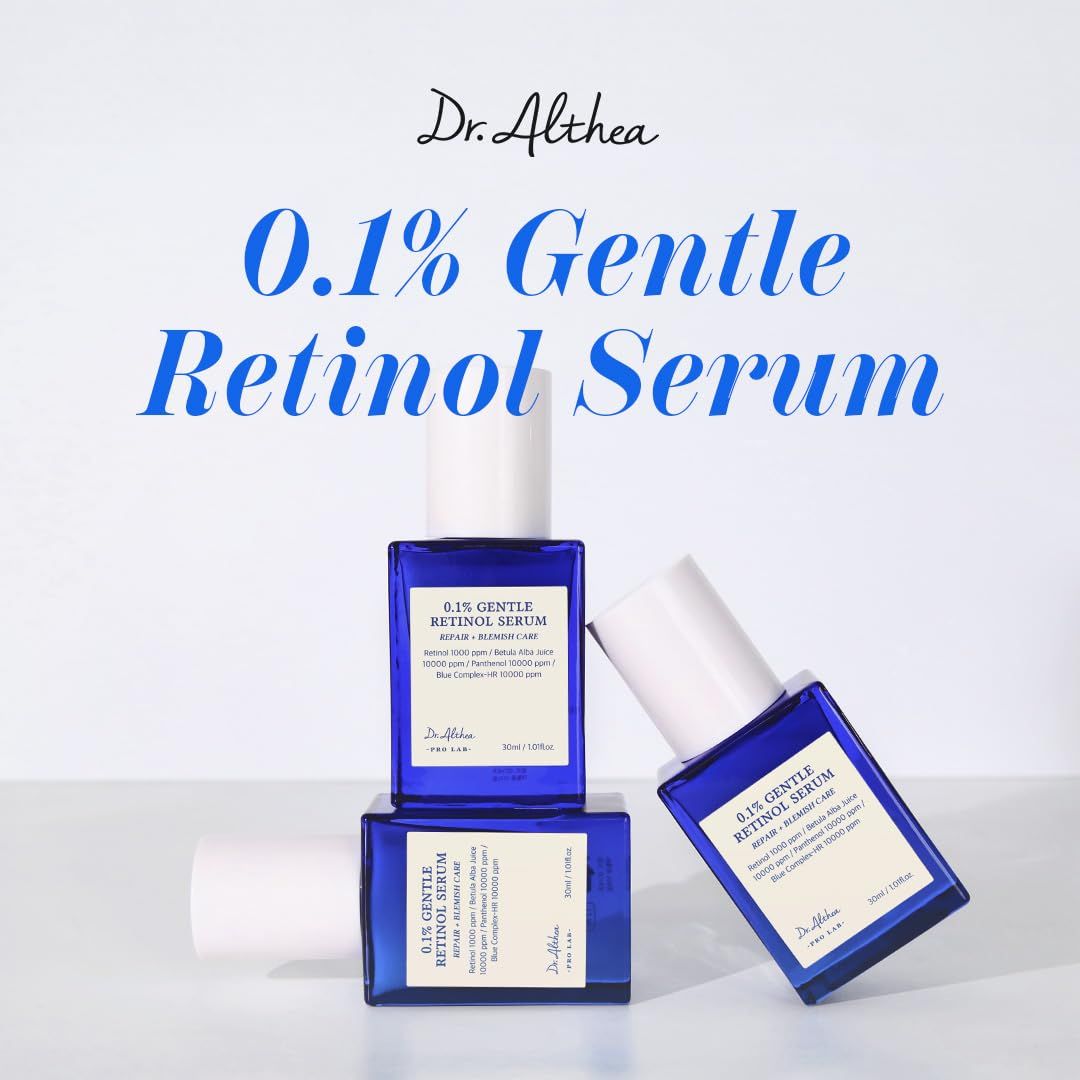 Drei blaue Serumfläschchen. Aufschrift: 0,1% Gentle Retinol Serum. Marke: Dr. Althea.