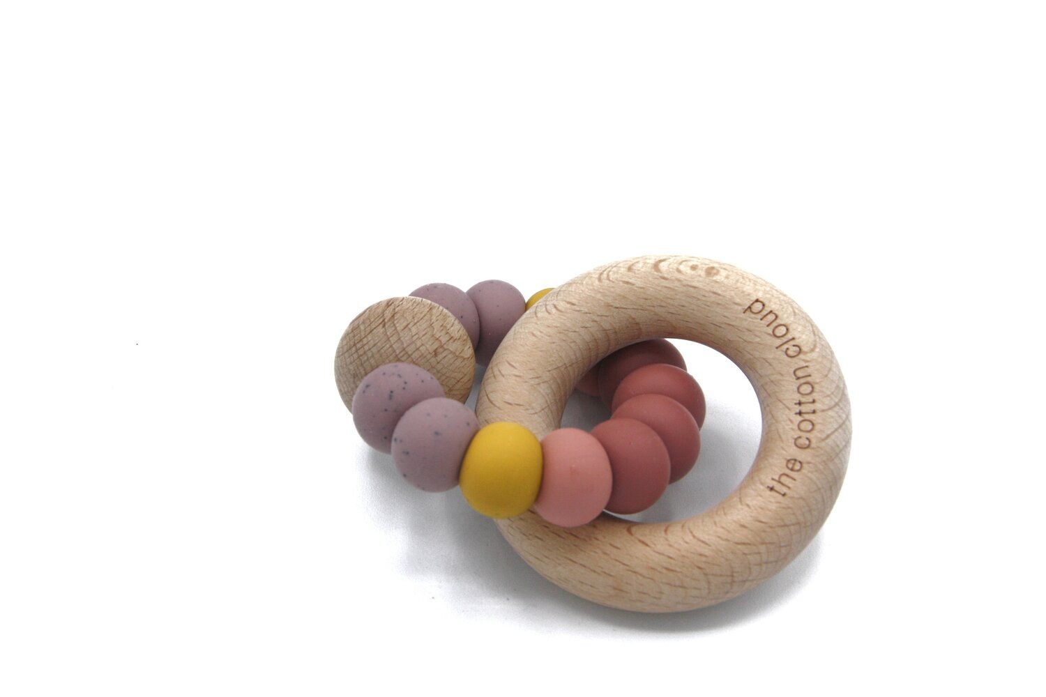 Beißring aus Holz und Silikon. Ringförmiger Holzgriff mit Schriftzug. Silikonperlen in Gelb, Rosa und Lila.