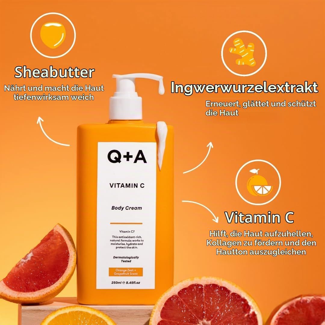 Q+A Vitamin C Body Cream Flasche mit Pumpzerstäuber, umgeben von Grapefruit und Orange.