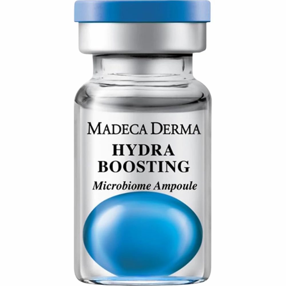 Glasampulle mit blauem Serum. Beschriftung: Madeca Derma Hydra Boosting Microbiome Ampulle. Blauer Inhalt.