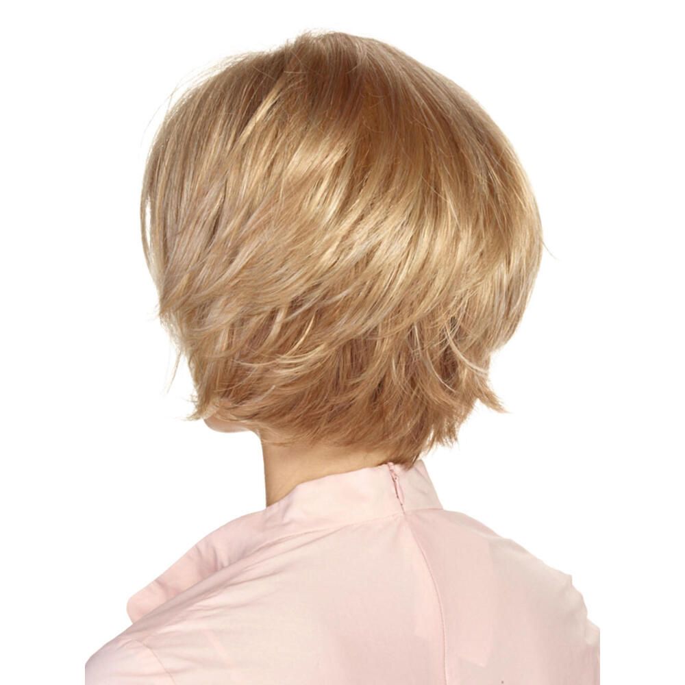 Rückansicht einer blond gefärbten Perücke mit kurzem, gestuftem Schnitt. Die Perücke bedeckt den Hinterkopf.