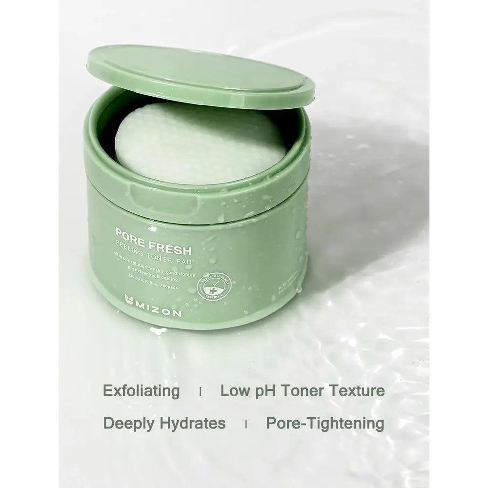 Grüner Behälter mit Peeling-Toner-Pads. "Pore Fresh Peeling Toner Pad" und "UMIZON" sind sichtbar.