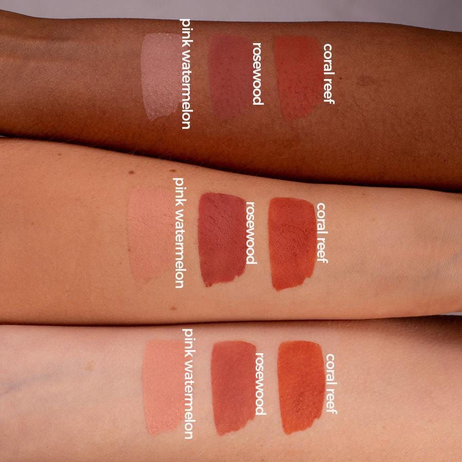 Arme mit drei Blush-Farben: pink watermelon, rosewood, coral reef. Auf verschiedenen Hauttönen aufgetragen.