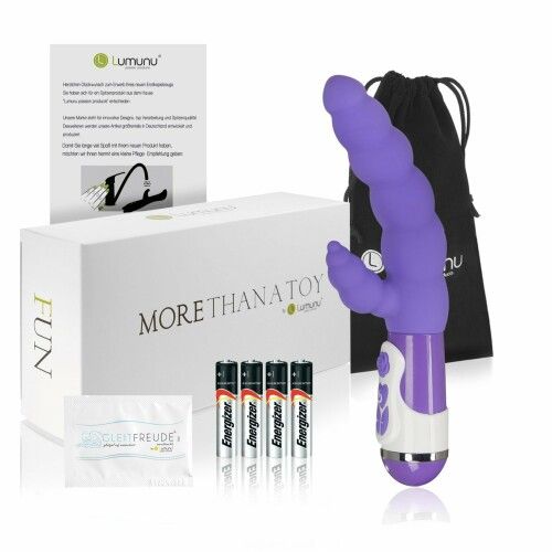 Produktverpackung mit lila Vibrator, Zubehör, Batterien und Reinigungs-Tüchern. Text: MORE THAN A TOY.