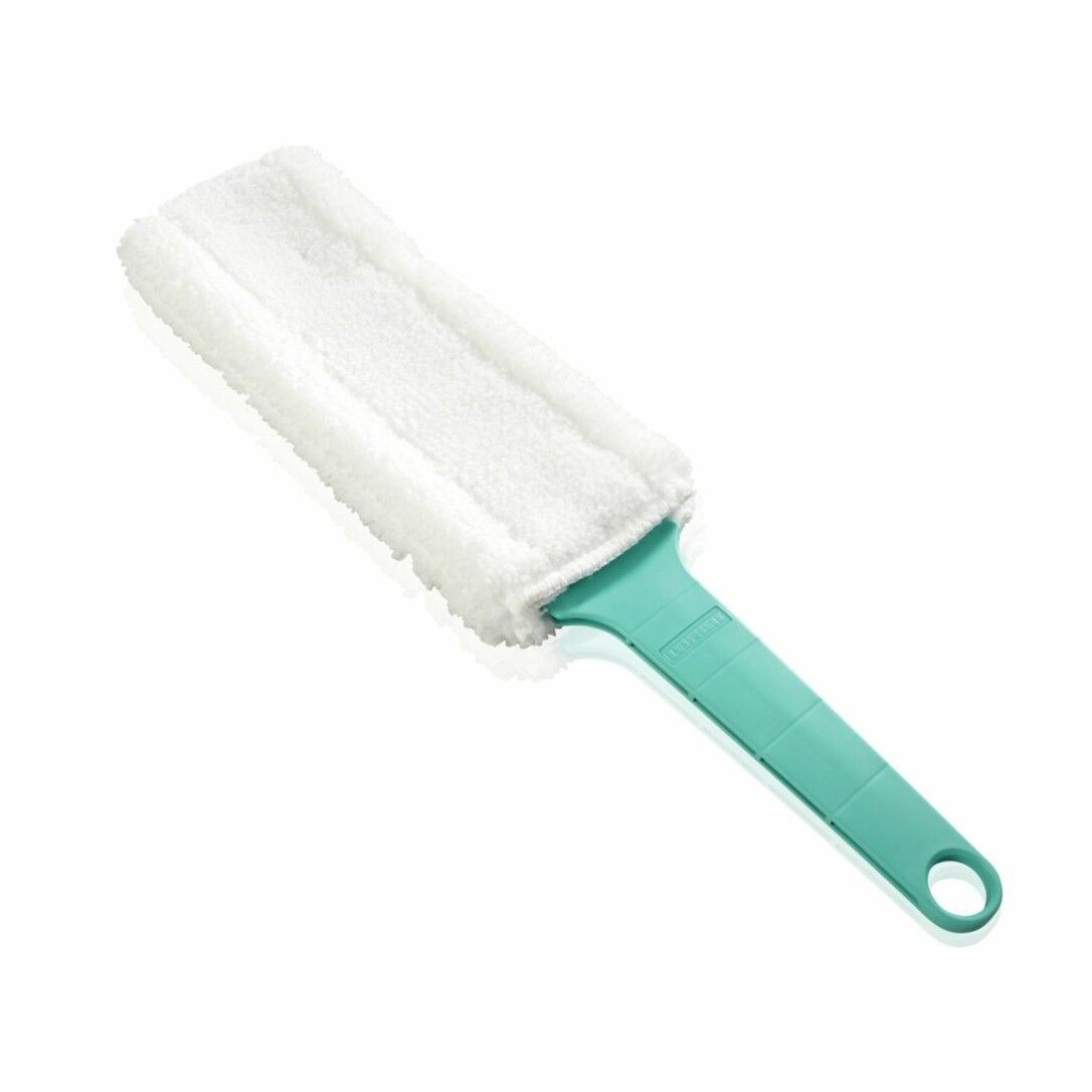 Flacher Staubwischer mit weißem Mikrofasertuch und grünem Griff. Mit Loch zum Aufhängen.