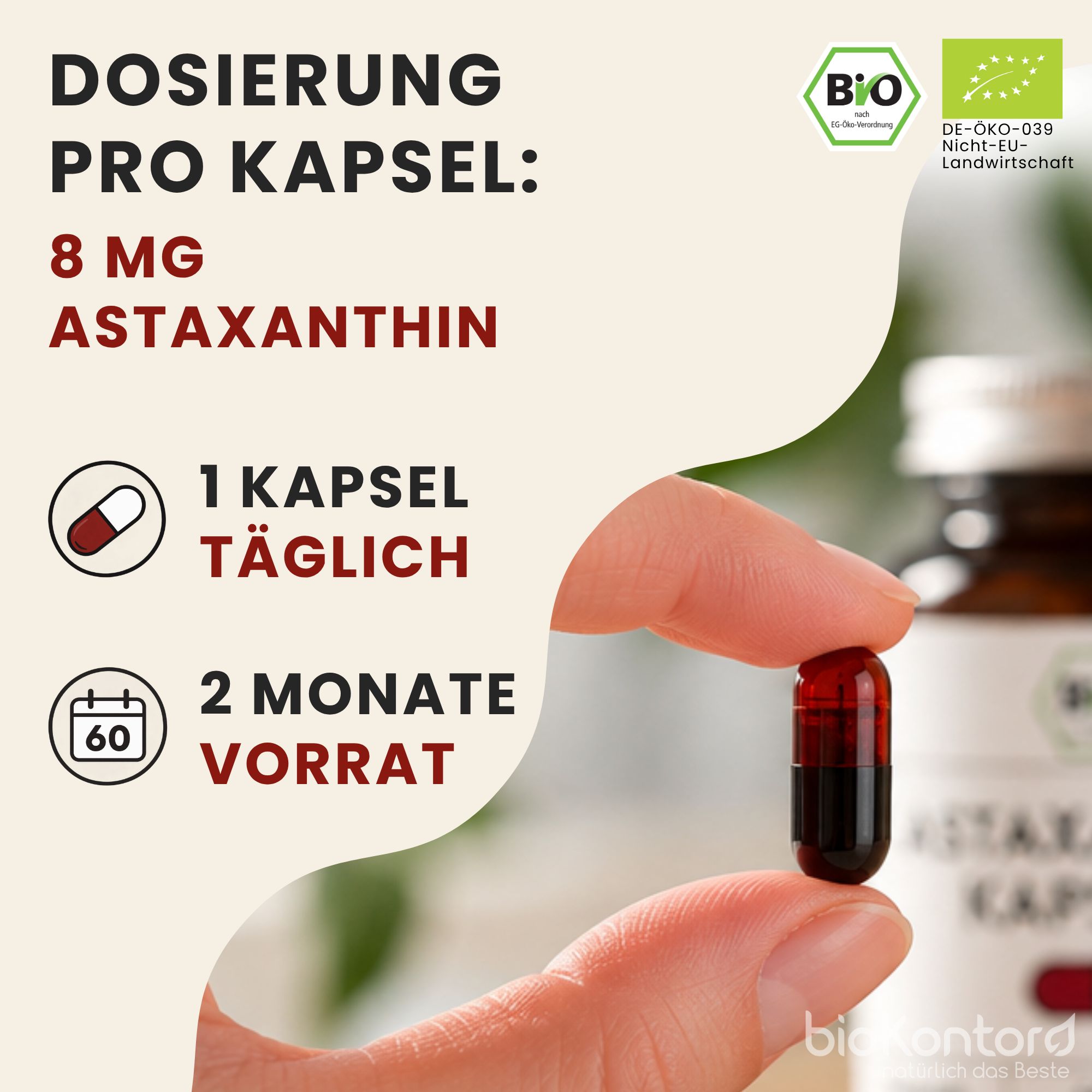 Astaxanthin-Kapsel wird zwischen Fingern gehalten, 8mg pro Kapsel.