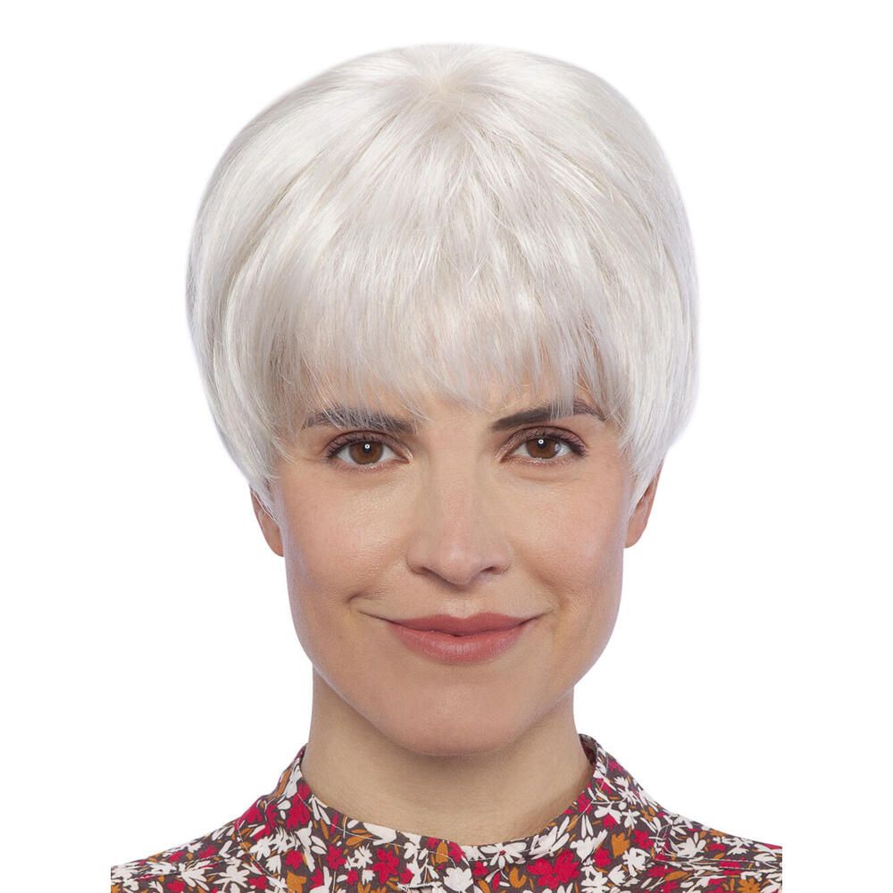 Kurzhaarperücke in Silber. Frontale Ansicht einer Frau mit Perücke und floralem Oberteil. Haarschnitt mit Pony.