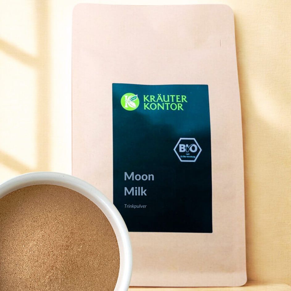 Beutel Kräuterkontor Moon Milk und Schale mit Pulver. Aufkleber mit Logo, Produktname und Bio-Siegel. Brauner Papierbeutel.