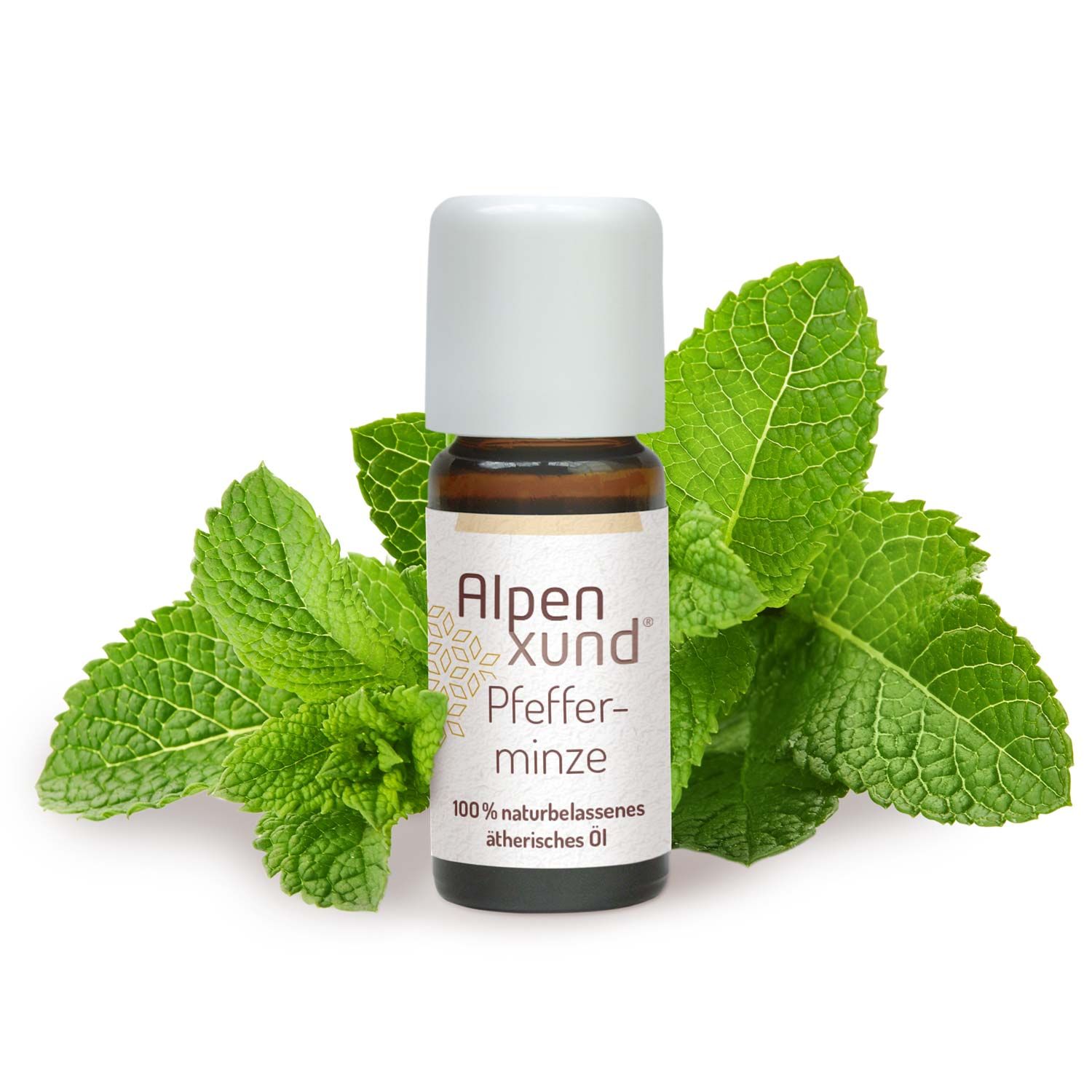 Braune Glasflasche mit weißem Deckel und Etikett. Pfefferminzöl, umgeben von Pfefferminzblättern. Text: Alpenxund, Pfefferminze, ätherisches Öl.
